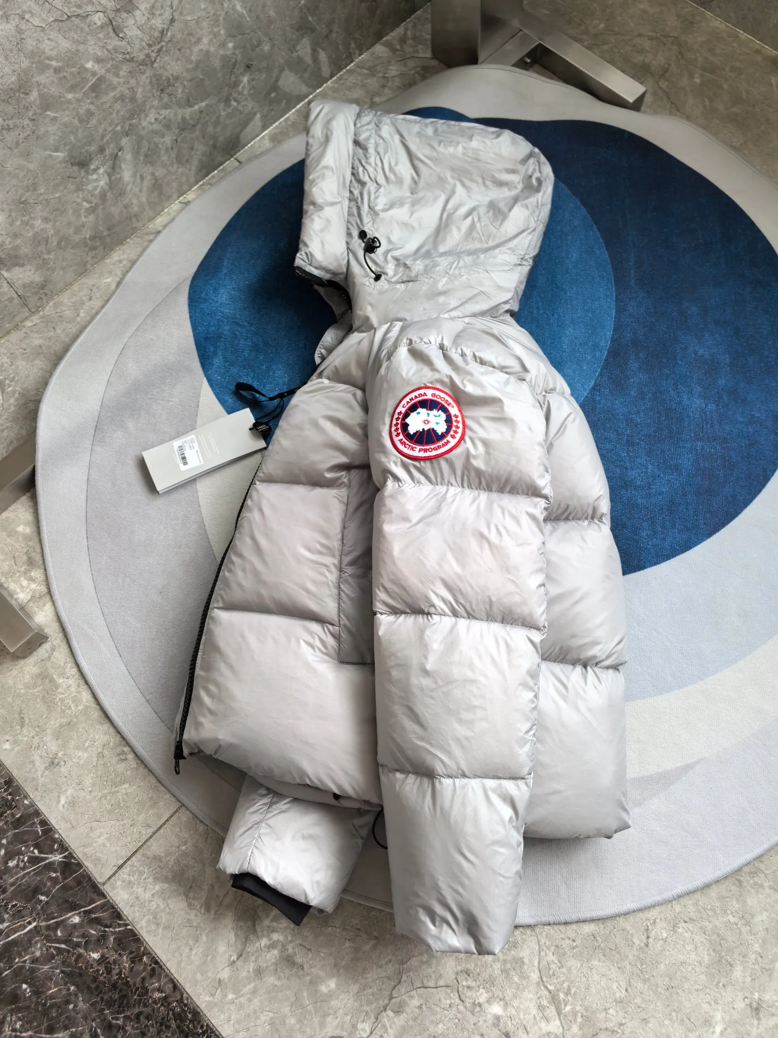 P760 2252M Crofton Puffer Unisex Jacket Down Jacket. Color: Gray with red label. Size: S M L XL XXL.